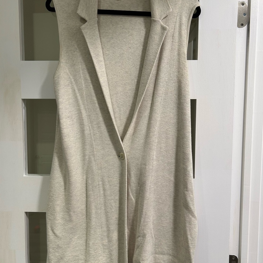 RW&CO Camber & Grace Sleeveless Cream Vest